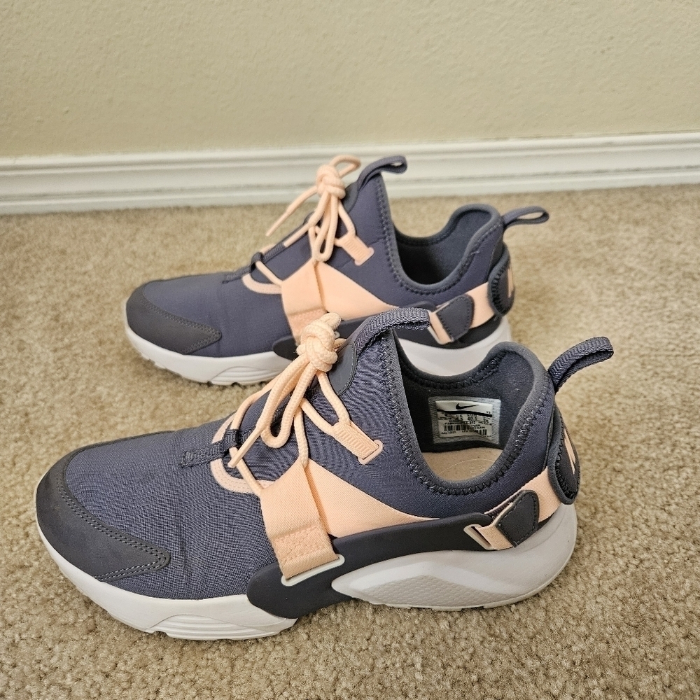 Nike Air Huarache City LowLight Carbon (Women's) 9 - Picture 4 of 7